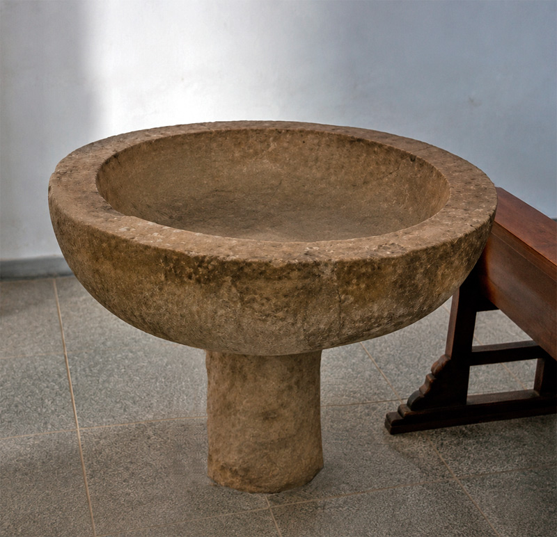 Pila bautismal de la iglesia parroquial de San Miguel de Cástaras